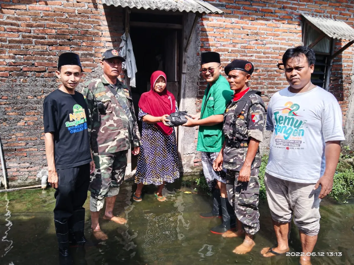 Ansor Bonang Bagikan 250 Paket Sembako Untuk Korban Banjir Rob
