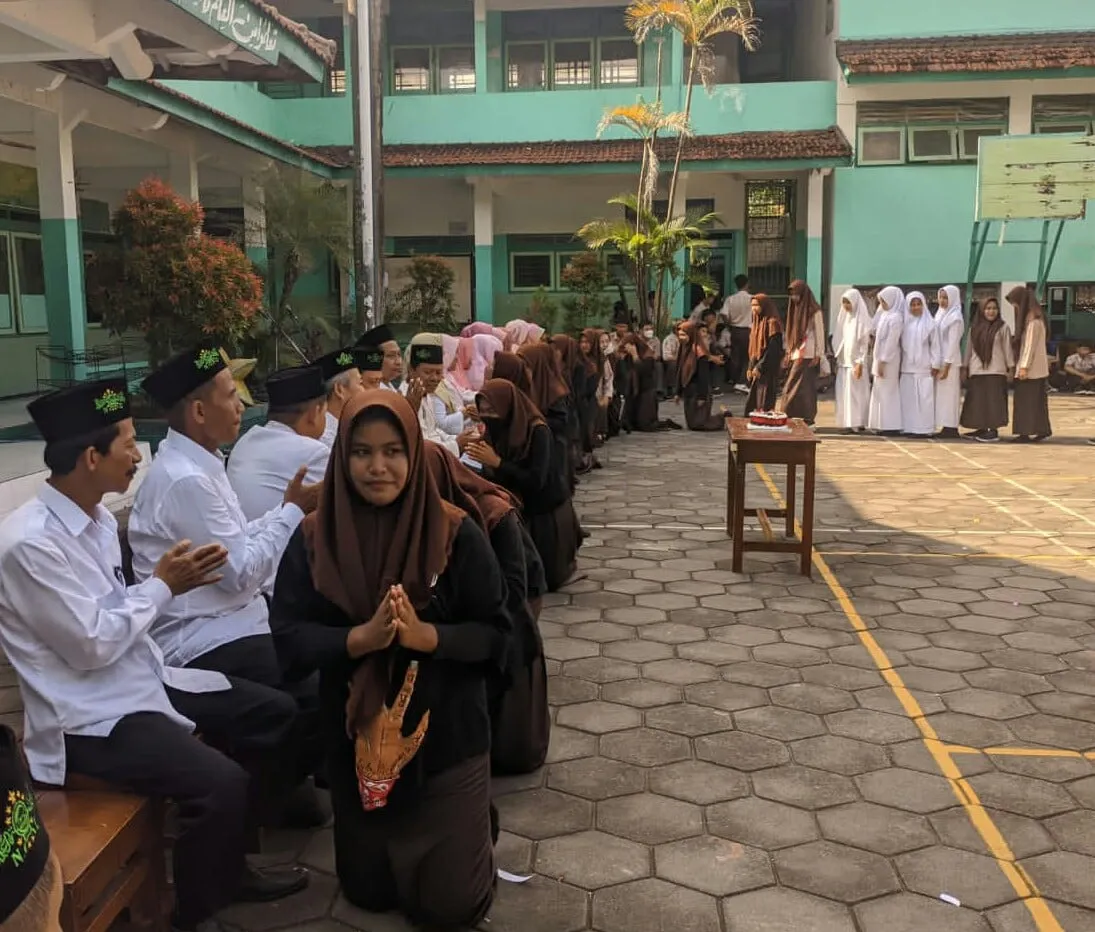Siswa-Siswi MANU Demak Gelar Sungkeman Saat Peringatan Hari Guru Nasional