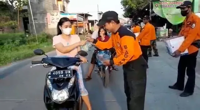 Banser Tanggap Bencana Guntur Bagi-Bagi Takjil
