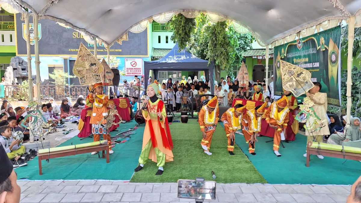 MI Sultan Fatah  Demak Juara Umum Porseni kelompok Kerja Madrasah  IV