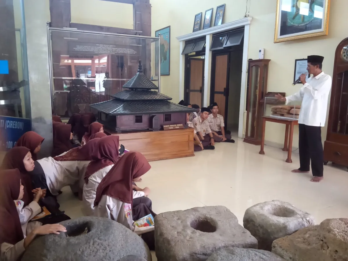 Kenalkan Kearifan Lokal, MA NU Demak Ajak Murid Kunjungi Museum Masjid Agung Demak