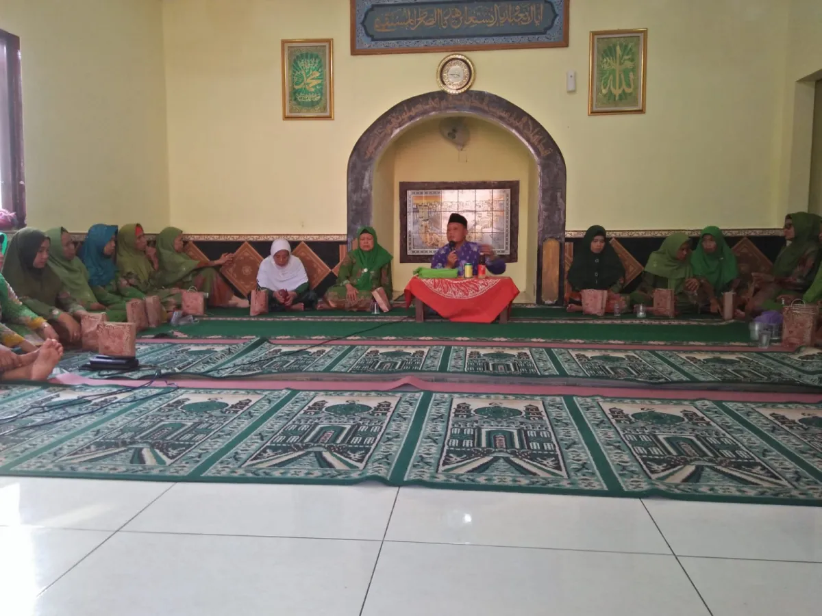 Pertemuan Selapanan, Muslimat NU Tambakroto Diajak Istiqomah Hadir dalam Majlis Penuh Berkah