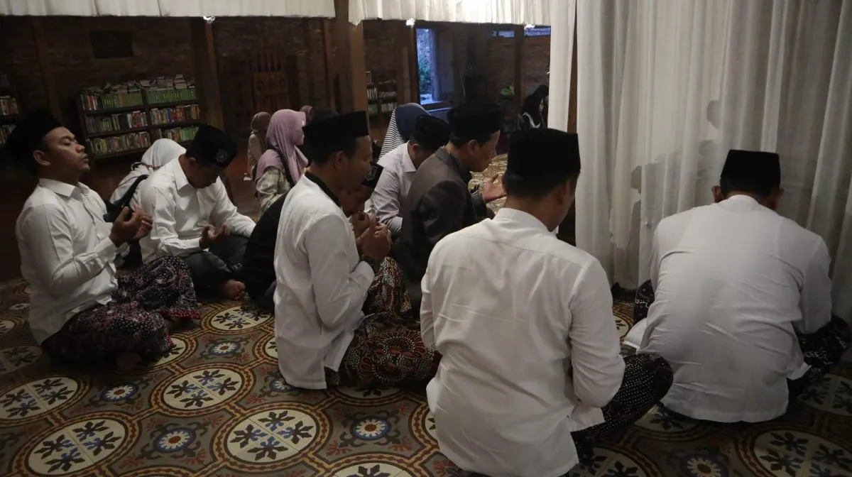 Jelang Ujian Siswa, Dewan Guru Laksanakan Ziarah Makam Ulama