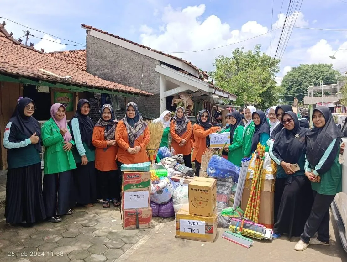 Fatayat NU Jawa Tengah Sambangi Kader Korban Banjir Karanganyar Demak dan Salurkan Bantuan