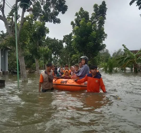 Banjir Sayung, DKAC CBP/KPP IPNU dan IPPNU Sayung Terjunkan Tim Bantu Evakuasi