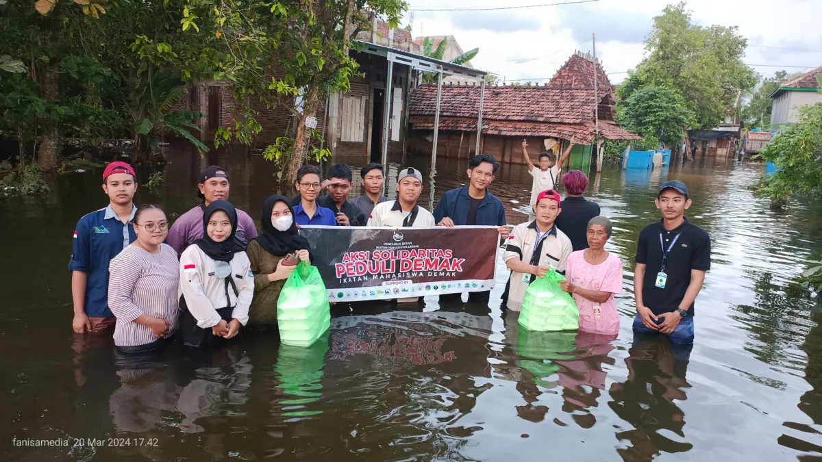 Beri Bantuan Warga Terdampak Banjir, Ikatan Mahasiswa Demak Bagikan Paket Buka Puasa