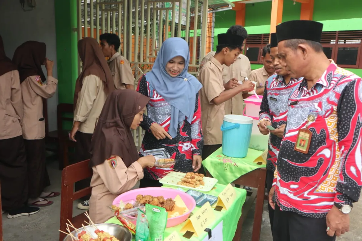 Latih Kemandirian, MA Miftahussalam Gelar Bazaar Kewirausahaan