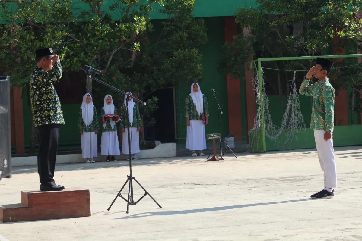Pimpin Upacara Peringatan Harlah LP. Ma'arif, Kepala MA Miftahussalam Dorong Siswa Punya Prestasi
