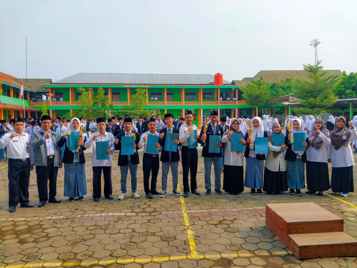 MA Miftahussalam Gelar Apel Penyerahan Penghargaan Siswa Berprestasi