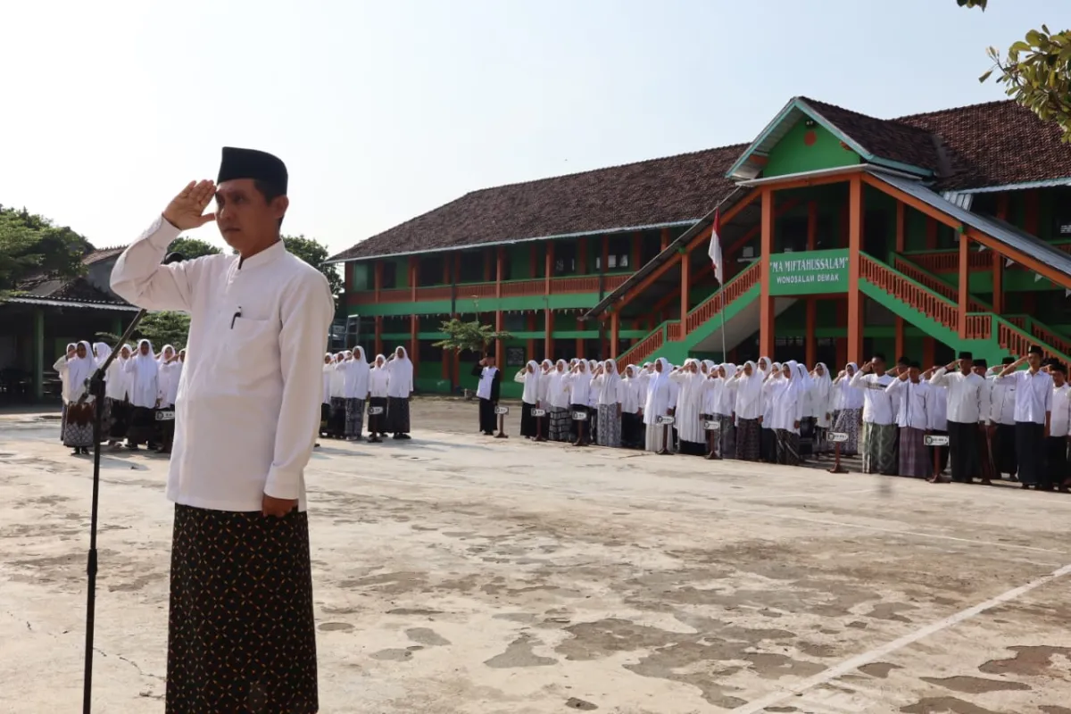 Peringati HAB ke-79 Kemenag RI, MTs - MA Miftahussalam Gelar Upacara dan Doa Bersama