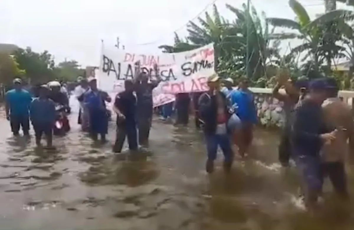 Aksi Warga Sayung Sentil Presiden dan Bupati soal Banjir yang Tak Kunjung Surut