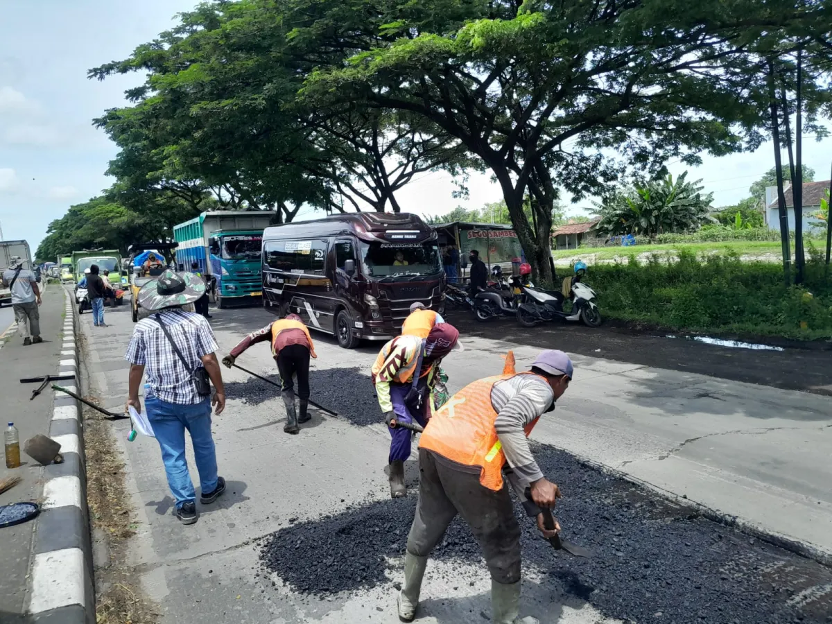 Polres Demak dan PU Bina Marga Gerak Cepat Tangani Jalan Rusak di Pantura