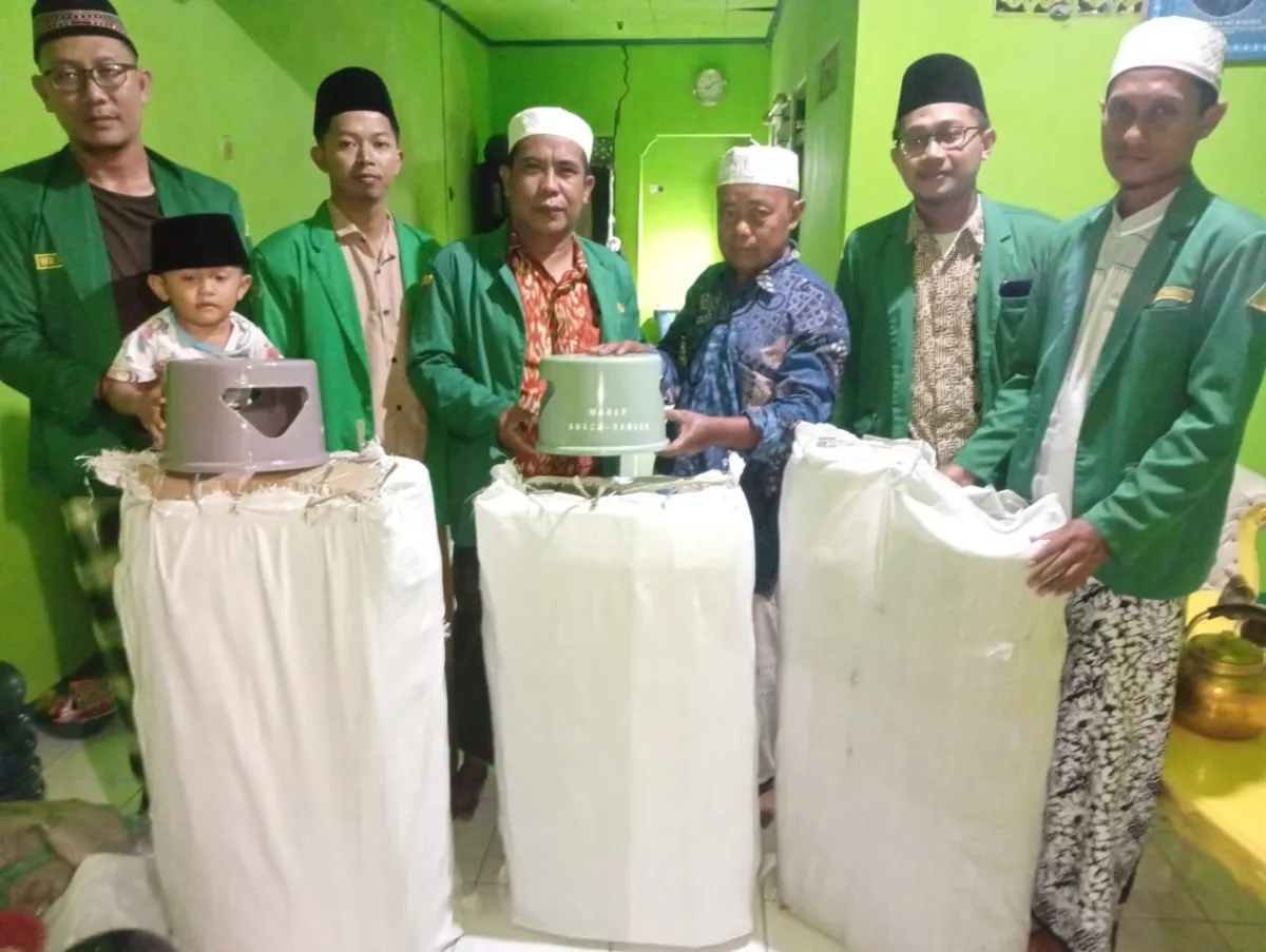 Peziarah Biar Lebih Nyaman, Ansor Poncoharjo Sumbangkan Tempat Duduk