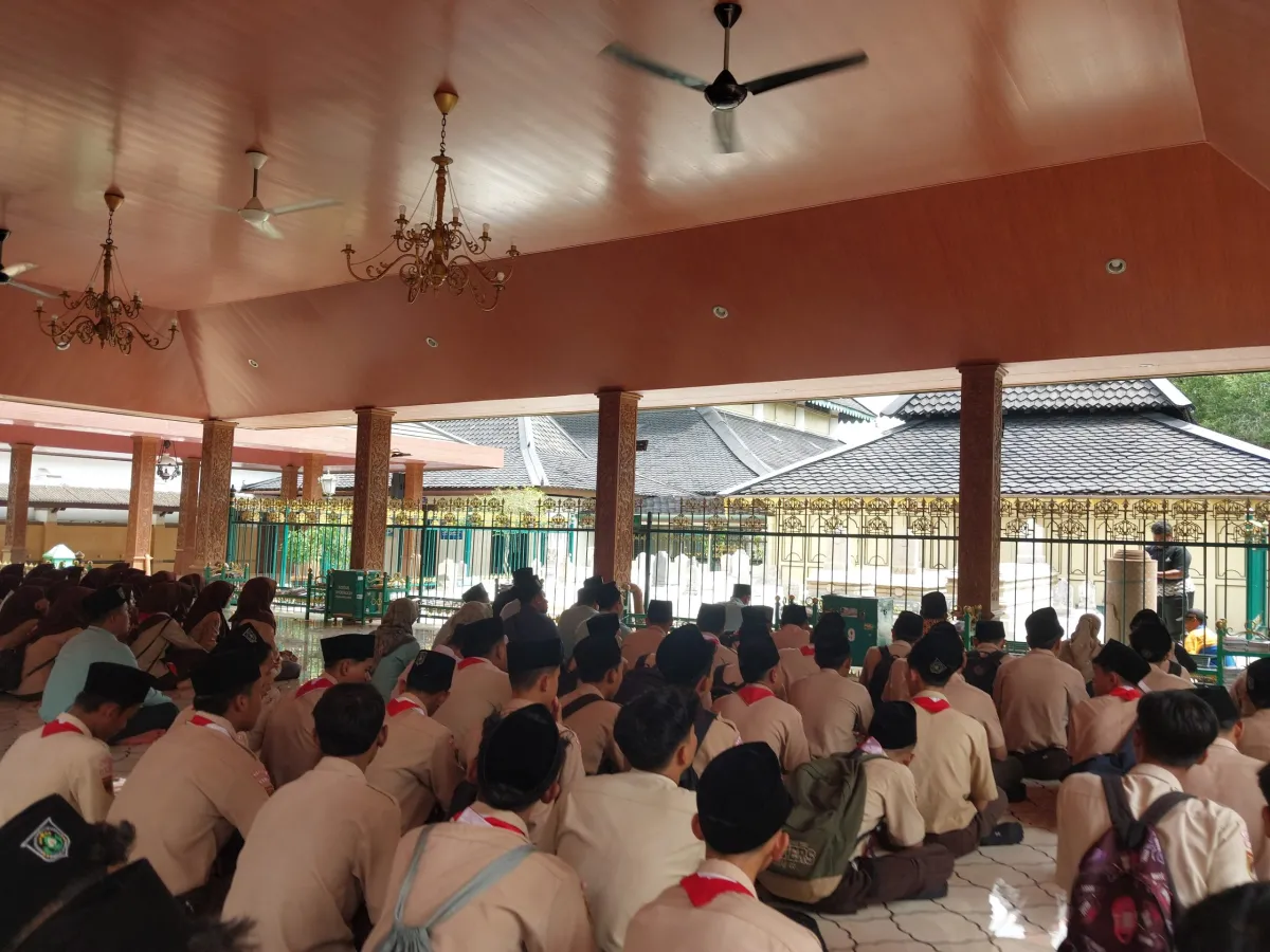 Sukseskan Ujian Madrasah, MA Miftahussalam Gelar Doa Bersama dan Ziarah Wali