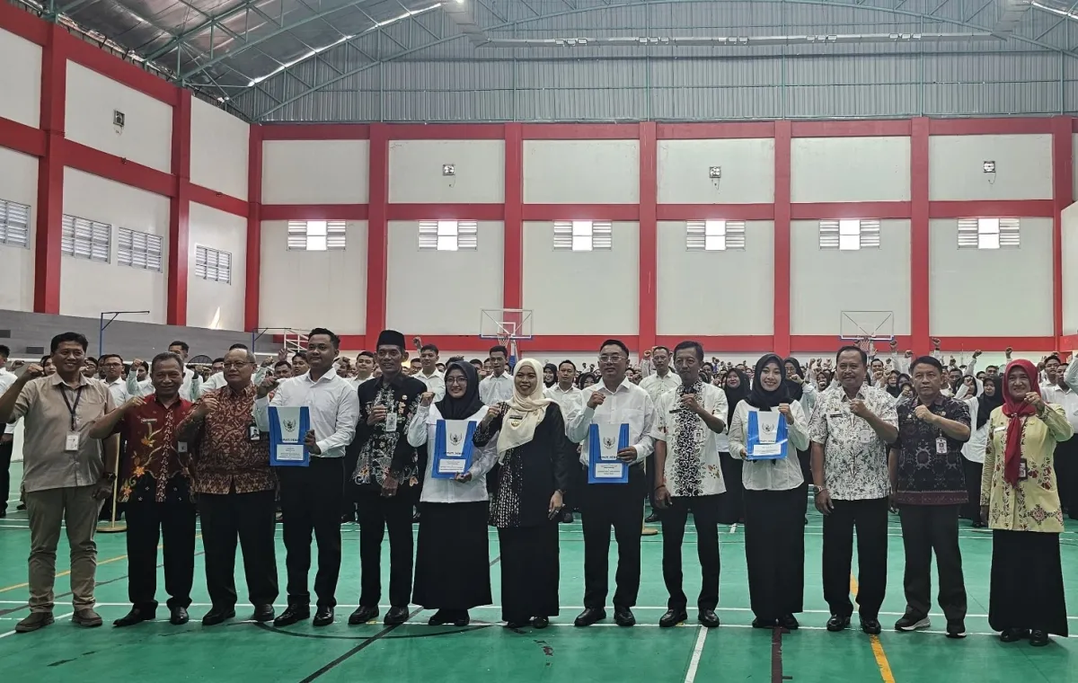 Bupati Demak Serahkan SK CPNS dan PPPK Formasi Tahun 2024
