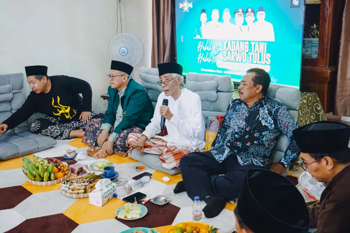 Rois Syuriah PWNU Jateng, KH Ubaidillah Shodaqoh bersama Tanfidziah PCNU dan KTST Demak saat gelar Halal Bihalal