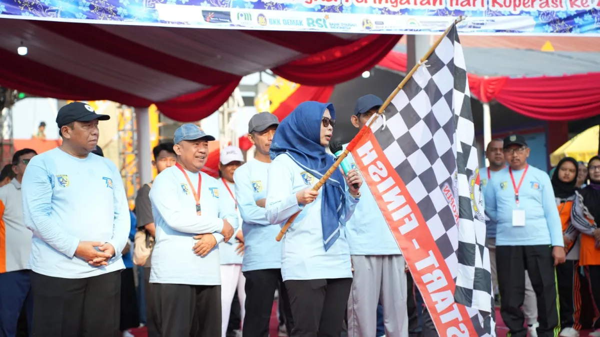 Bupati Demak Lepas Peserta Jalan Sehat HUT Koperasi ke-78